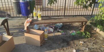 Marina di Ragusa, il risveglio è tra i rifiuti