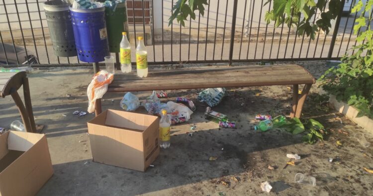 Marina di Ragusa, il risveglio è tra i rifiuti