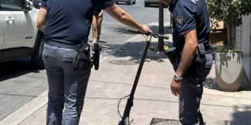 Modica, sfugge con il monopattino all’alt della polizia: denunciato
