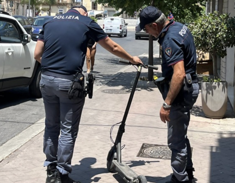 Modica, sfugge con il monopattino all’alt della polizia: denunciato