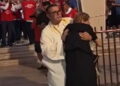 Pozzallo, il sacerdote solleva di peso un’anziana per metterla al riparo dai fuochi d’artificio