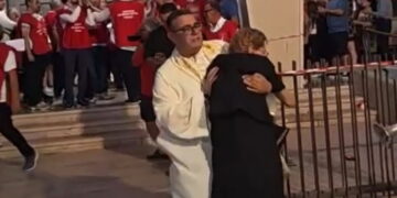Pozzallo, il sacerdote solleva di peso un’anziana per metterla al riparo dai fuochi d’artificio