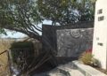 La stele di Gigi Olivari abbandonata a se stessa, accade a Modica