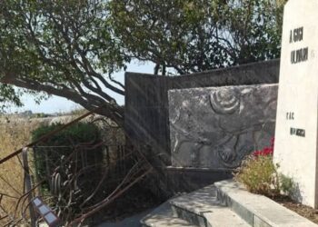 La stele di Gigi Olivari abbandonata a se stessa, accade a Modica