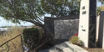La stele di Gigi Olivari abbandonata a se stessa, accade a Modica