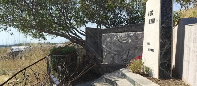 La stele di Gigi Olivari abbandonata a se stessa, accade a Modica