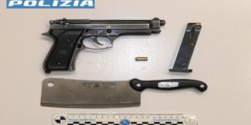 Vittoria, girava con una mannaia e una pistola giocattolo senza tappo rosso: denunciato 50enne