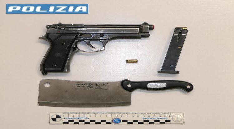 Vittoria, girava con una mannaia e una pistola giocattolo senza tappo rosso: denunciato 50enne