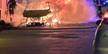 Acate, al rogo due auto di un professionista