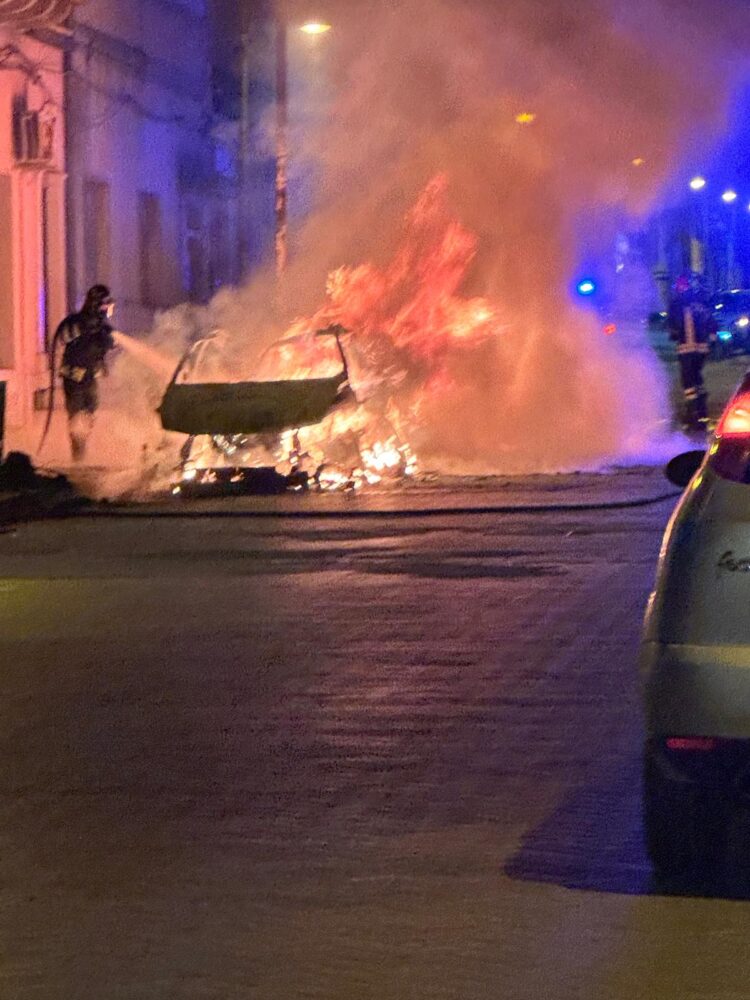 Acate, al rogo due auto di un professionista