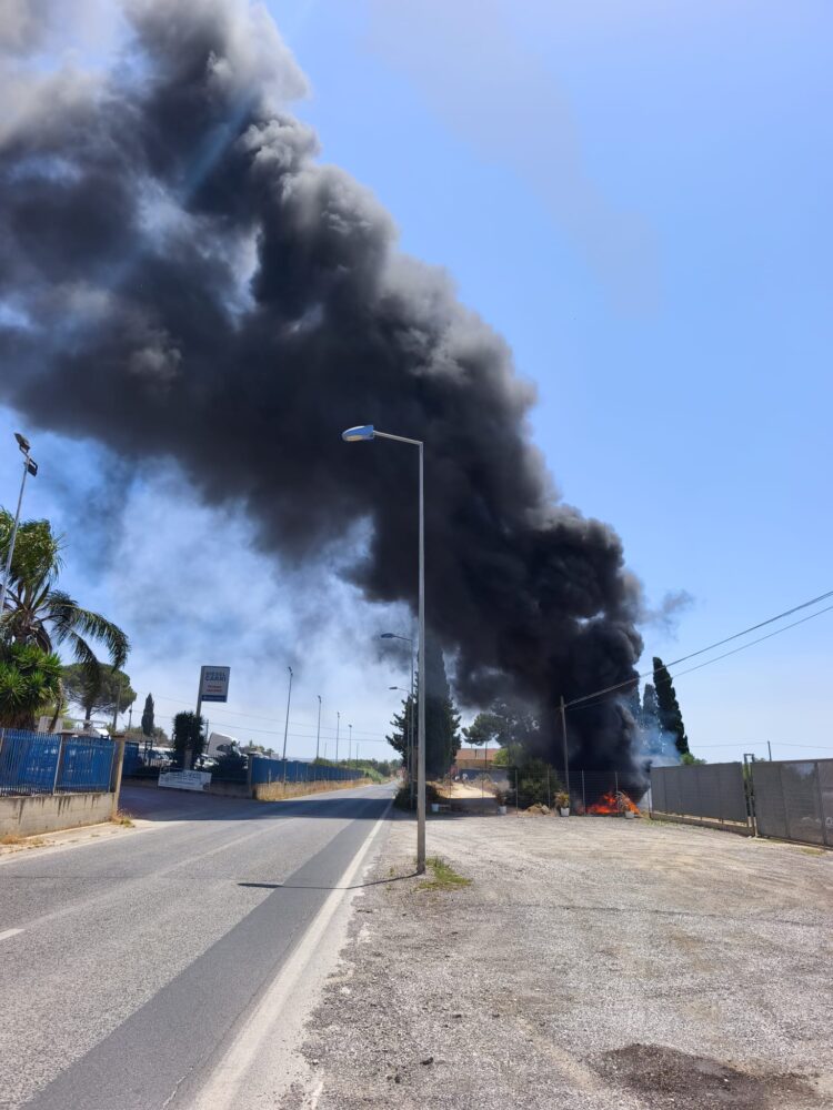 Rogo di pneumatici sulla Vittoria-Acate