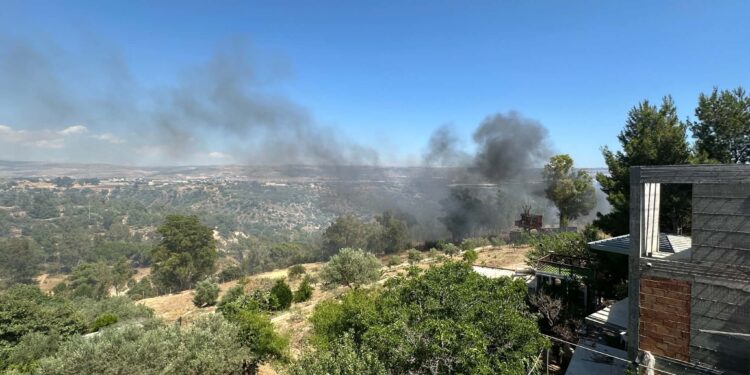 Vittoria, rogo in corso nella valle dell’Ippari: le fiamme si dirigono verso il canile comunale