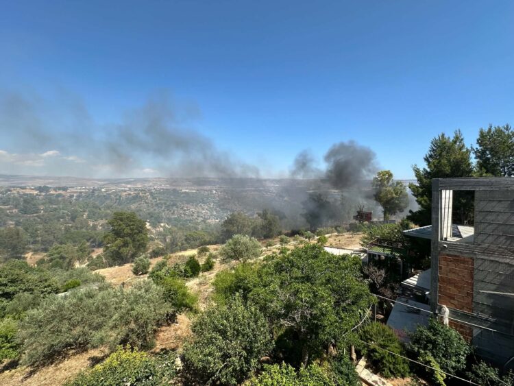 Vittoria, rogo in corso nella valle dell’Ippari: le fiamme si dirigono verso il canile comunale