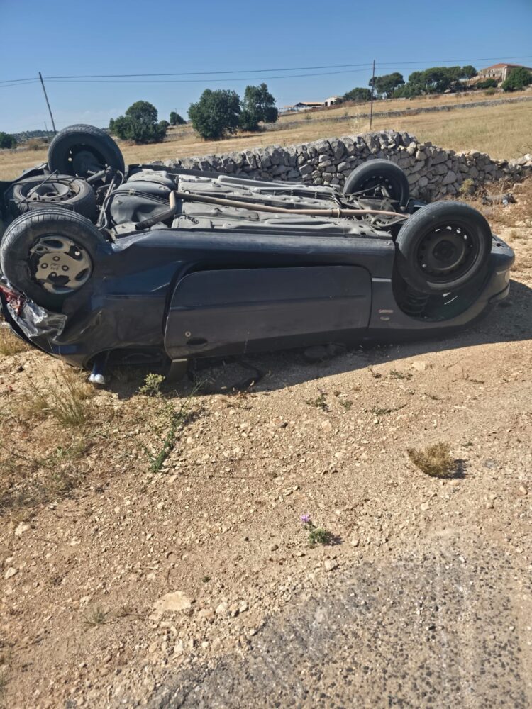 Grave incidente sulla Ragusa mare, si capovolgono con l’auto