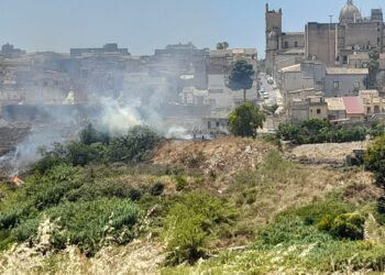 Paura a Vittoria, rogo lambisce le case del centro storico
