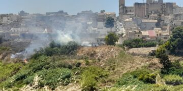 Paura a Vittoria, rogo lambisce le case del centro storico