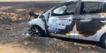 Incendio lungo la Sp 1 per Marina di Acate, terreni in fiamme e un’auto distrutta