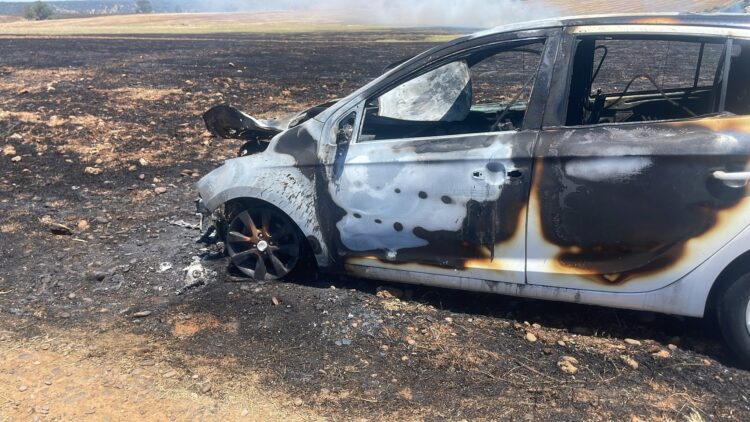 Incendio lungo la Sp 1 per Marina di Acate, terreni in fiamme e un’auto distrutta
