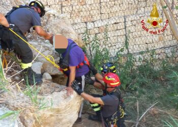 Paura a Scicli, scivola in una scarpata. Salvato dai vigili del fuoco