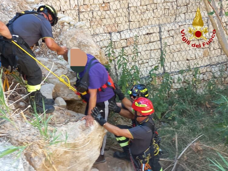 Paura a Scicli, scivola in una scarpata. Salvato dai vigili del fuoco