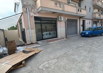 Furto nella notte ai danni di un negozio di elettrodomestici, rubata merce per 40mila euro
