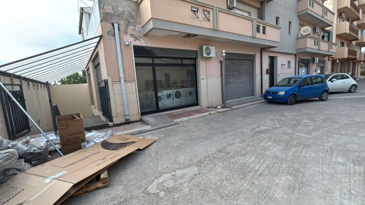 Furto nella notte ai danni di un negozio di elettrodomestici, rubata merce per 40mila euro