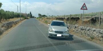 Comiso, scontro violento tra due auto: tre feriti