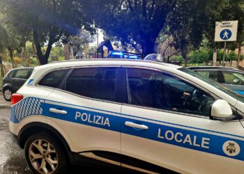 Comiso, fermato senza patente: aggredisce la polizia locale