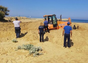 Rifiuti sotto la sabbia a Scoglitti? Macché. Le verifiche di palazzo Iacono e gli accertamenti delle forze dell’ordine