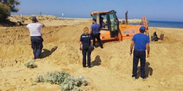 Rifiuti sotto la sabbia a Scoglitti? Macché. Le verifiche di palazzo Iacono e gli accertamenti delle forze dell’ordine