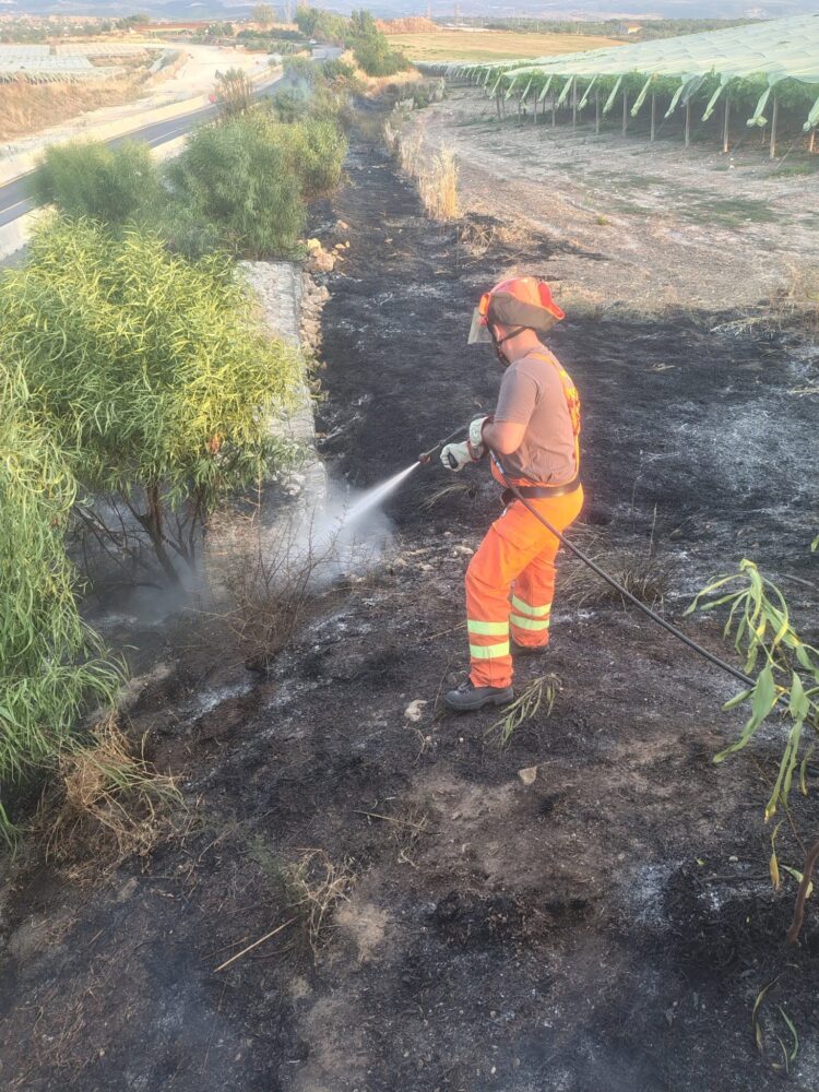 Incendio a Dicchiara nel Chiaramontano, provvidenziale l’intervento della protezione civile