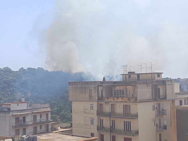 Modica torna a bruciare, rogo alla Caitina