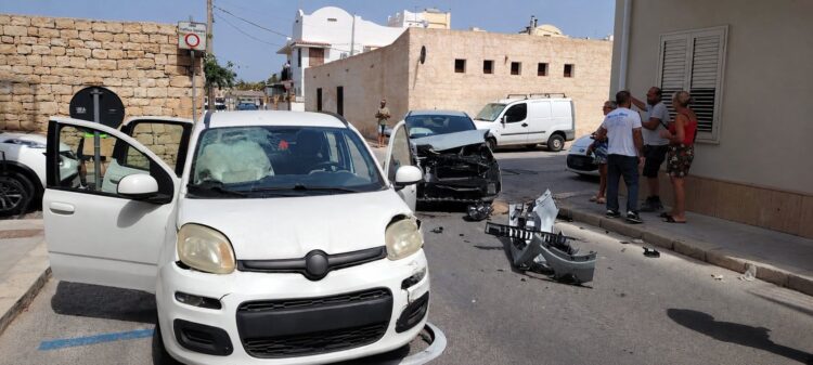 Donnalucata, scontro tra auto con due feriti