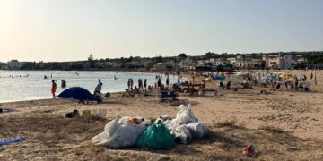 Donnalucata, in spiaggia trionfa l’inciviltà