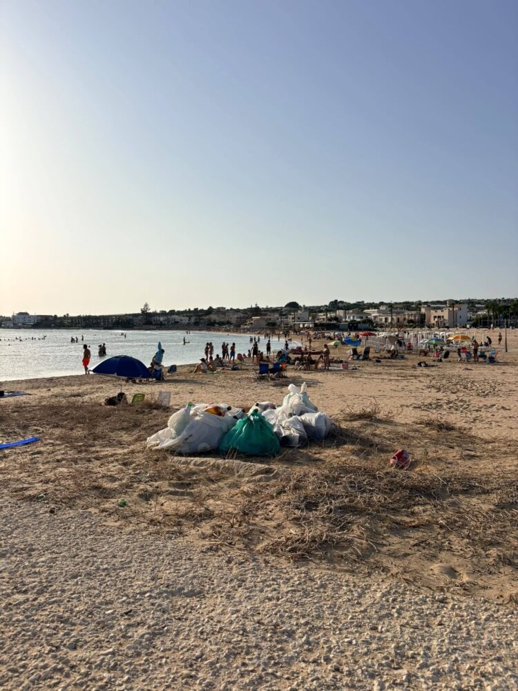 Donnalucata, in spiaggia trionfa l’inciviltà