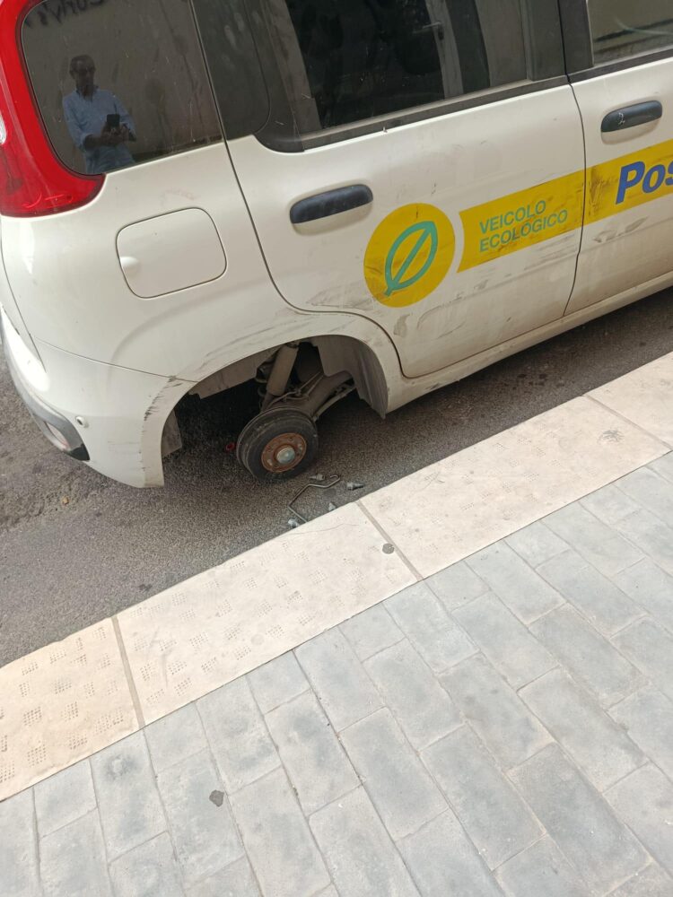 Vittoria, rubata una ruota dell’auto di servizio alla posta