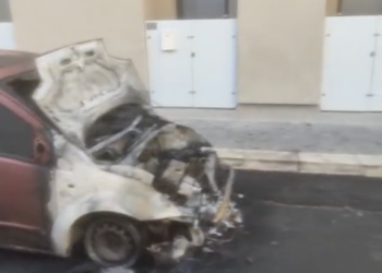 Vittoria, auto in fiamme tra via Gaeta e via Vicenza