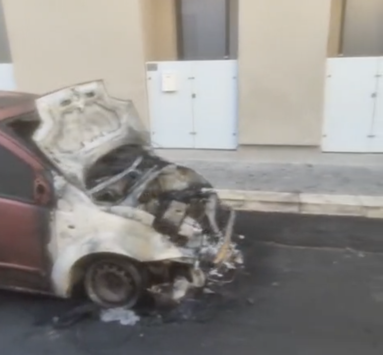 Vittoria, auto in fiamme tra via Gaeta e via Vicenza