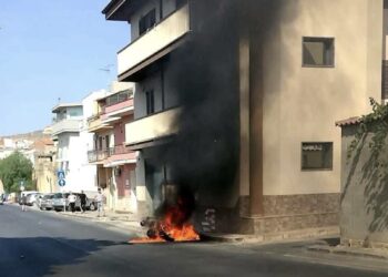 Comiso: perde il controllo dell’auto, colpisce il marciapiede e la vettura va a fuoco