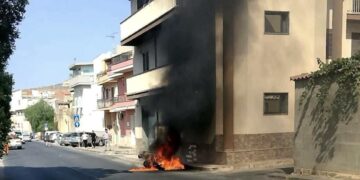 Comiso: perde il controllo dell’auto, colpisce il marciapiede e la vettura va a fuoco