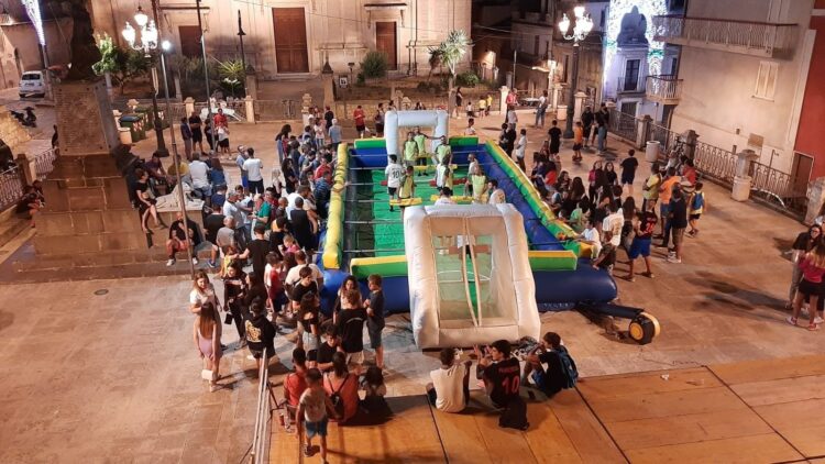 Il calcio balilla umano a Giarratana nei giorni della patrona