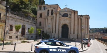 Maltrattamenti in famiglia ed evasione degli arresti domiciliari, in cella un 40enne modicano