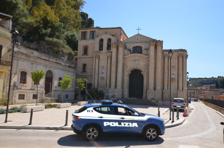 Maltrattamenti in famiglia ed evasione degli arresti domiciliari, in cella un 40enne modicano