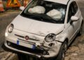 Comiso, finisce con l’auto dentro una caditoia senza griglia
