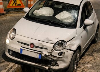 Comiso, finisce con l’auto dentro una caditoia senza griglia