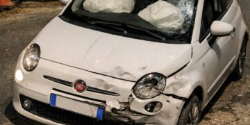 Comiso, finisce con l’auto dentro una caditoia senza griglia