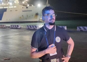 Un volontario modicano a supporto della rete di assistenza per i fedeli in occasione della storica visita di Papa Leone a Lampedusa
