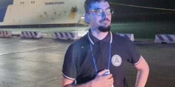 Un volontario modicano a supporto della rete di assistenza per i fedeli in occasione della storica visita di Papa Leone a Lampedusa