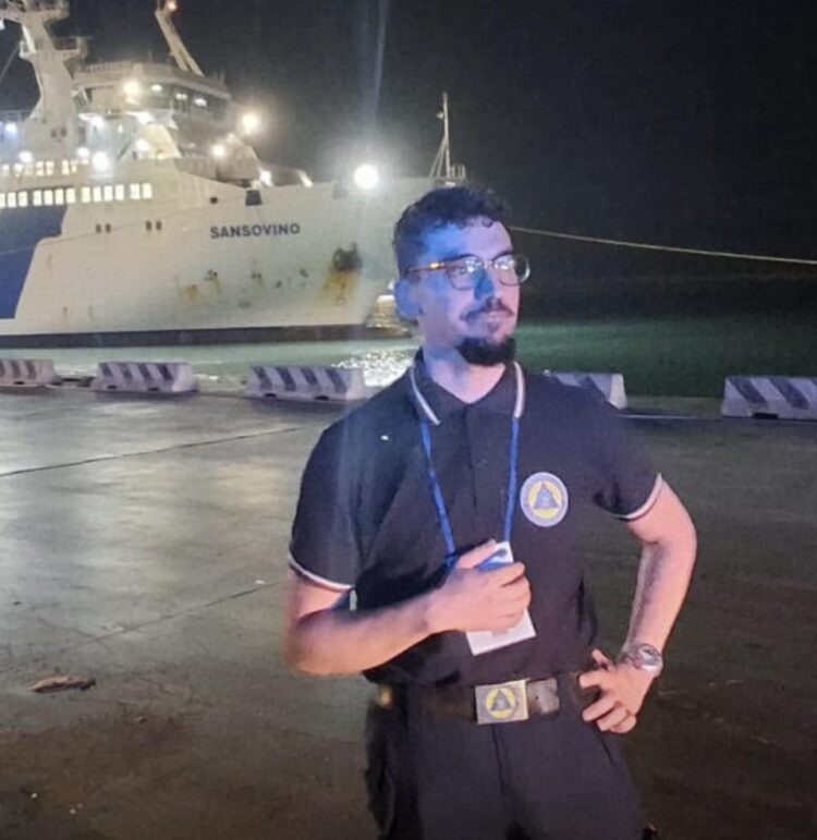 Un volontario modicano a supporto della rete di assistenza per i fedeli in occasione della storica visita di Papa Leone a Lampedusa