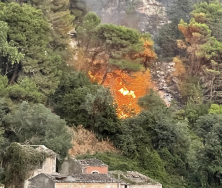Modica, la pineta di Monserrato continua a bruciare